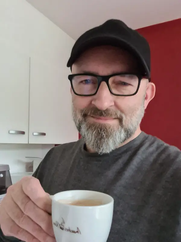 Dirk Miers met een kop koffie